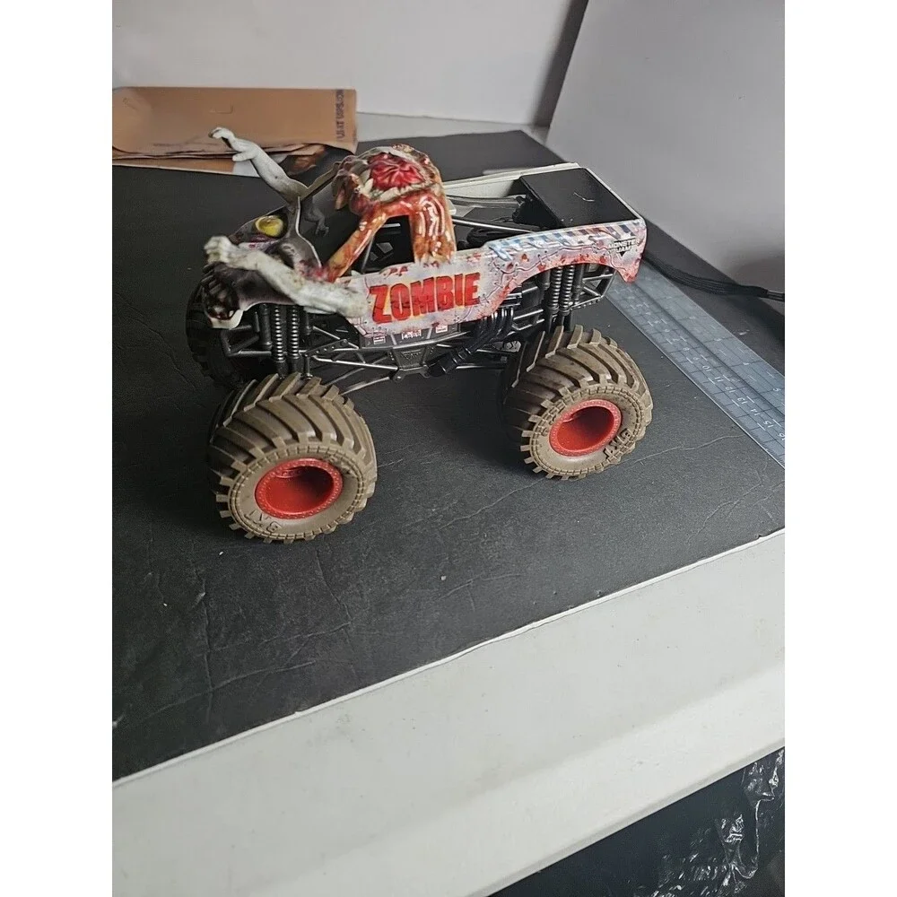 Hot Wheels Monster Jam Zombie Truck Moving Arms 1:24
